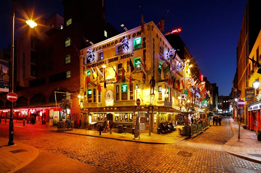 Vie nocturne animée dans le quartier de Temple Bar à Dublin