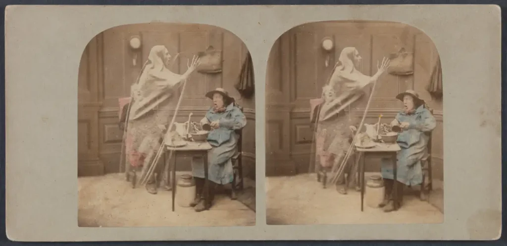 carte stéréoscopique colorisée de 1856, deux hommes à table effrayés par un fantôme translucide.