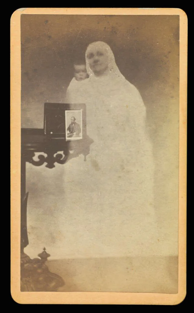 carte de visite albuminée, homme assis, silhouette féminine pâle penchée derrière lui.