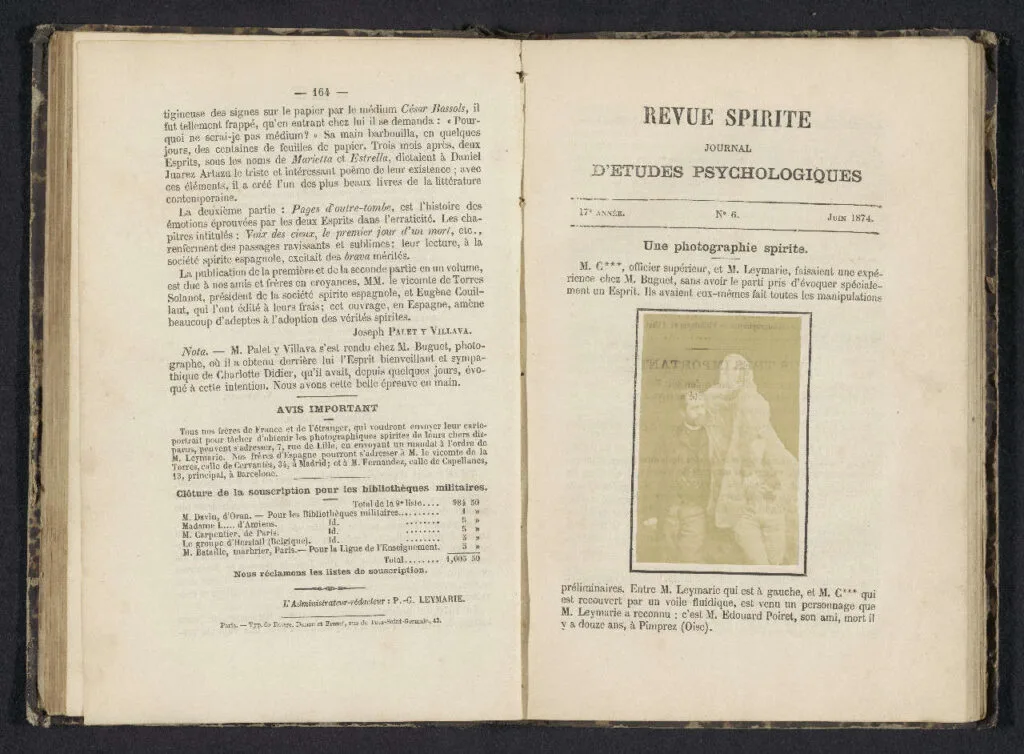 Tirage albuminé, deux hommes assis et une silhouette spectrale voilée derrière eux.